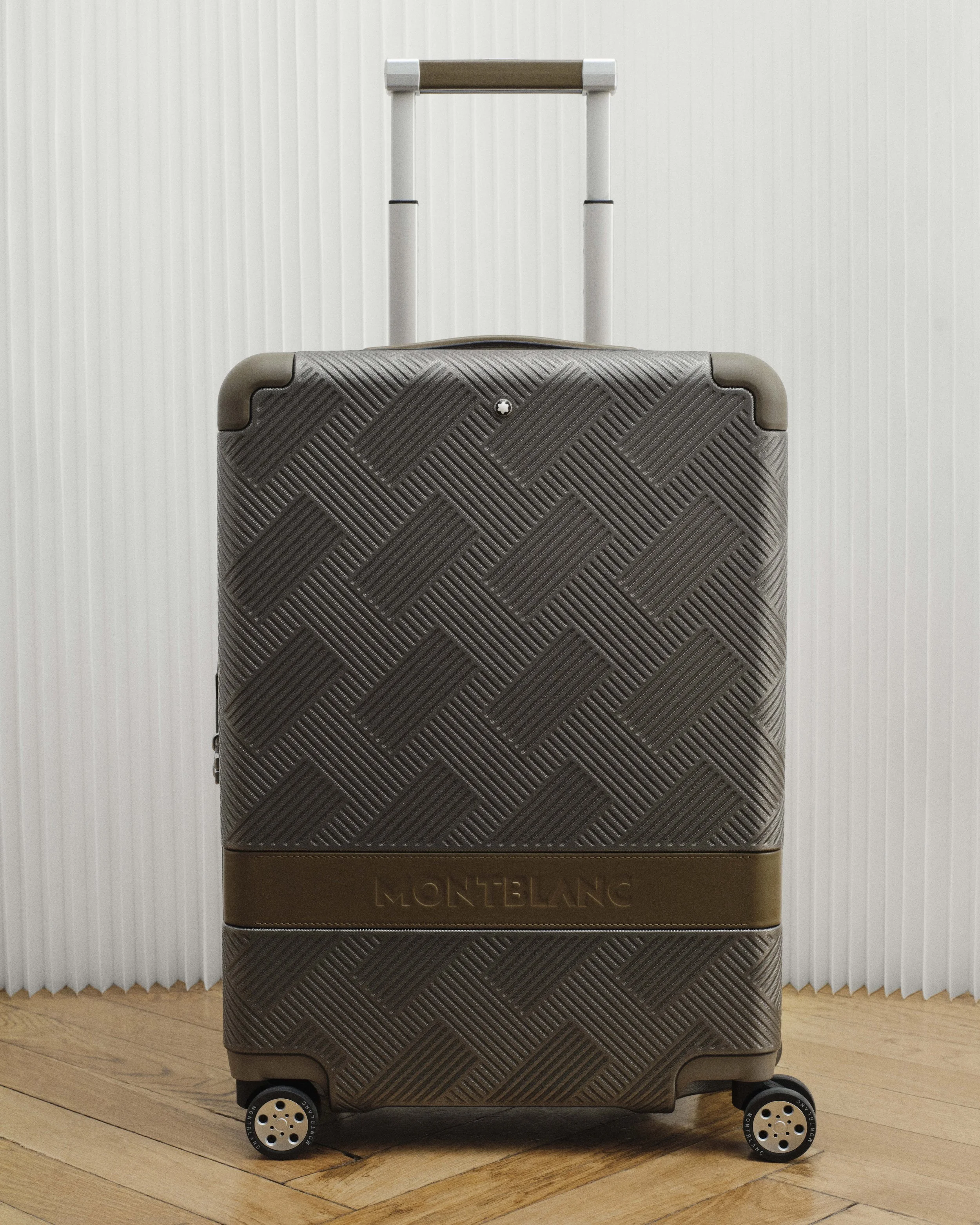 ☆新品同様☆MONTBLANC PORTABLOCCO GRANDE MONTBLANC WITH A NEW FALL/WINTER 2025 LEATHER COLLECTION — Numéro